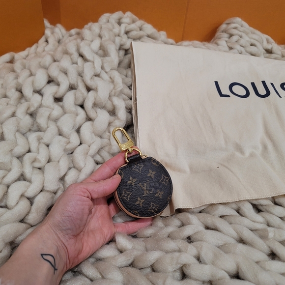 Louis Vuitton Horizon Wireless Earphone Case - Picture 3 of 4